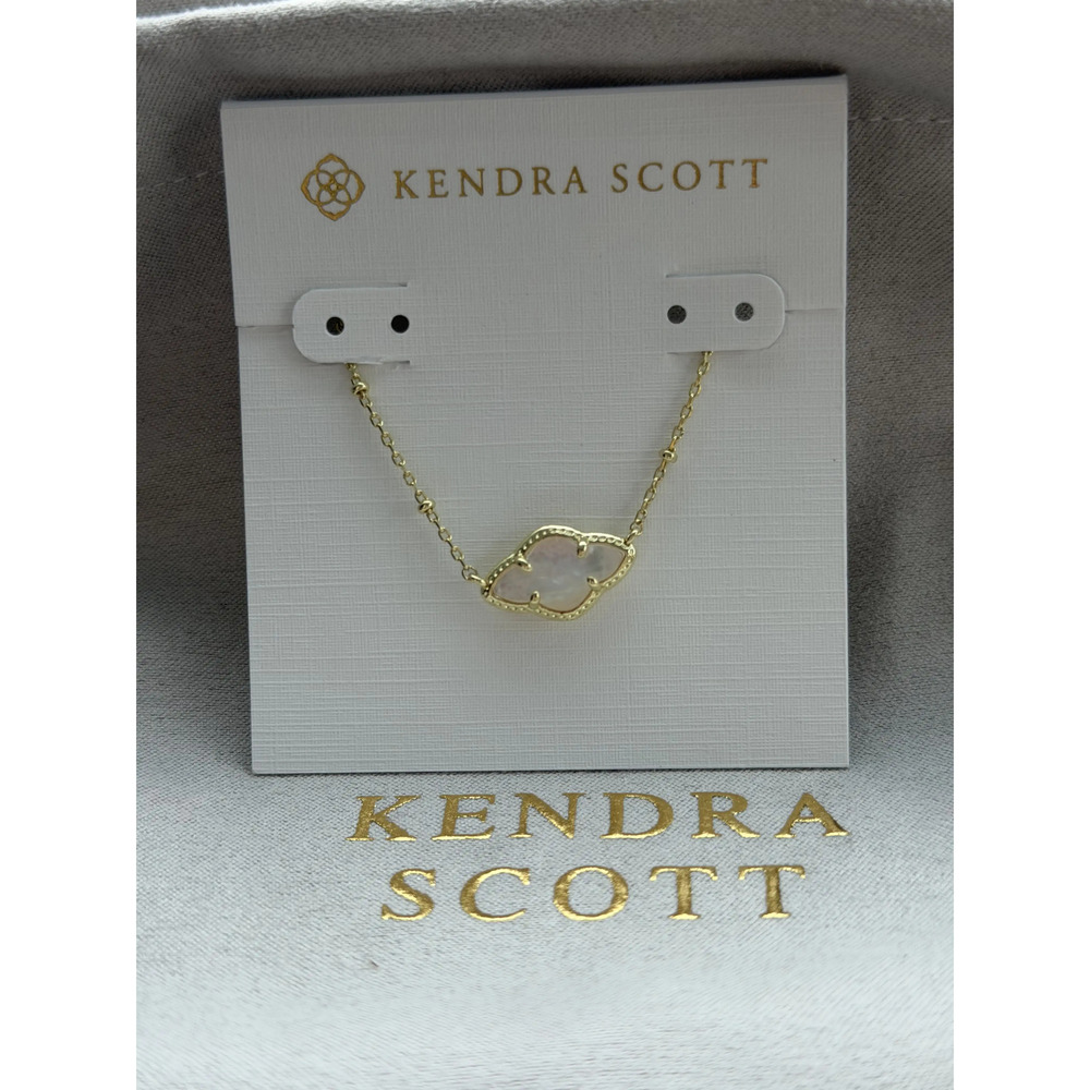 Kendra Scott pendant necklace